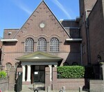 Gevel met hoofdingang.
<br/>
Gert-Jan Lobbes, 2015